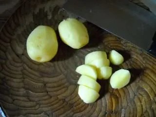 土豆炖鸡汤要如何做,土豆炖鸡汤的做法步骤