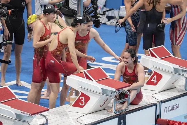 关晓彤晒出与张雨霏合影，两种风情，哪种美更胜一筹？