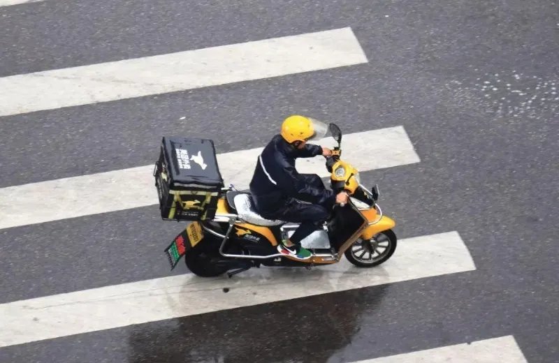 外卖小哥跑腿送红酒被骗488元,这次的诈骗套路是怎样的?