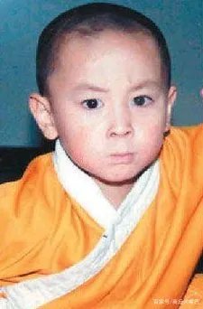 向华强都不敢惹,王宝强要行晚辈礼,释小龙究竟是什么身份?