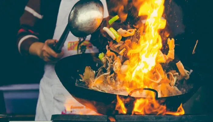 油锅着火时用什么方法灭火更合适 油锅着火时正确的灭火方法是什么