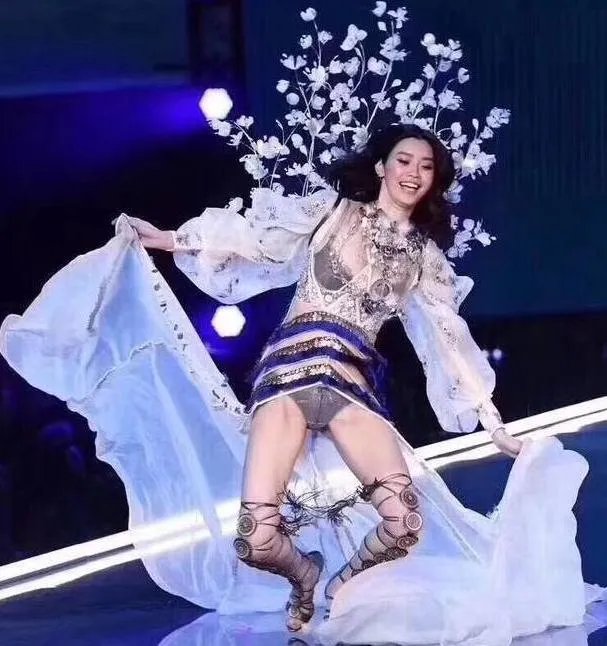 2017维密大秀，超模奚梦瑶不慎摔倒，未来的道路会如何？