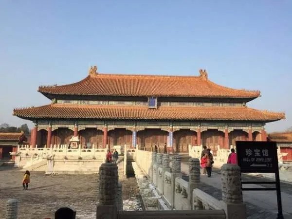 注意了吗？北京故宫匾额上有一根箭，为何200年不摘