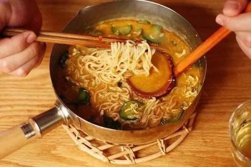 为什么方便面是卷曲的形状呢?