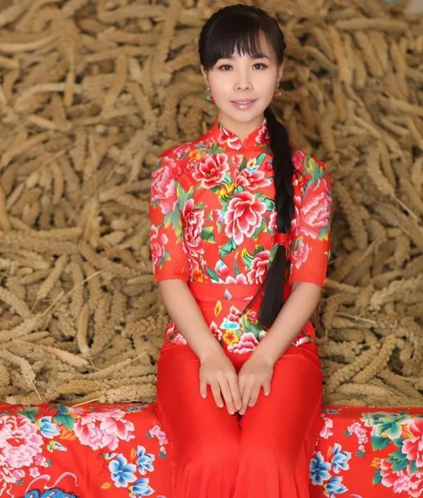 草帽姐卖惨被批炒作,嫁初恋的王二妮如今咋样?