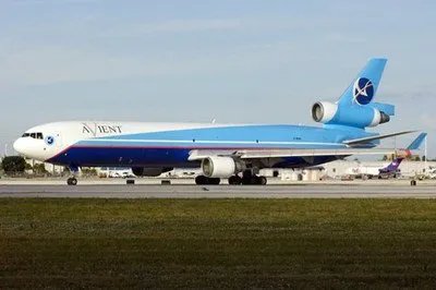 上海浦东机场一架飞机起火,导致飞机起火的原因是什么?