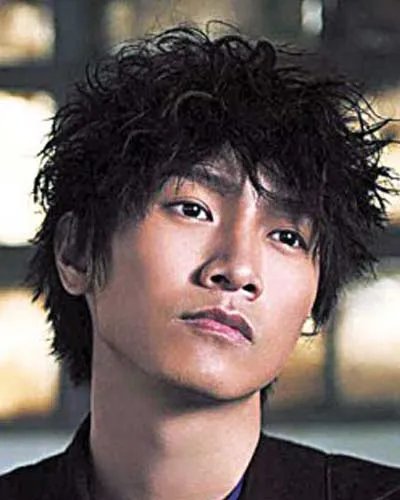 分享喜爱夜蒲陈柏宇发型图片 亲身示范帅气短发