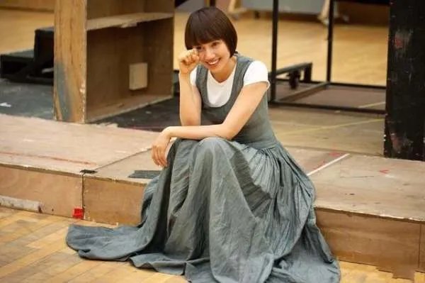 袁泉夏雨穿情侣装现身，女儿身高到妈妈肩膀，一家三口怎么那么接地气呢?