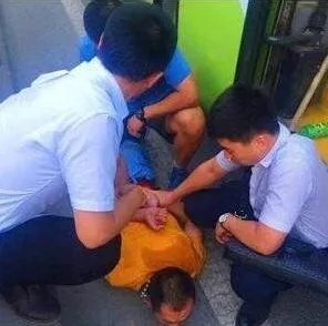 男子为什么在公交车上持刀滋事？