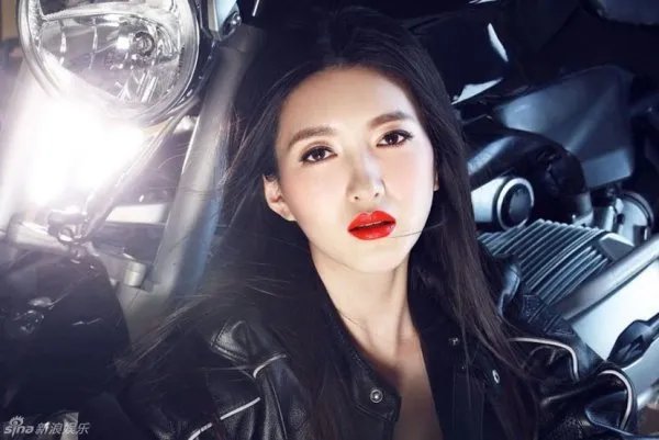 江疏影发布了一张踮脚照并祝情人节快乐，照片穿帮了吗？