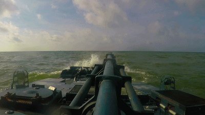 中国05式两栖步战车在海里时是否可以开炮？性能怎么样？