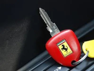 没充电器这样做竟然也能给手机充电(图)