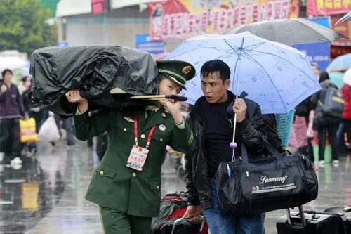 军民一家亲！关于游客帮哨兵撑伞一事，你有何看法？