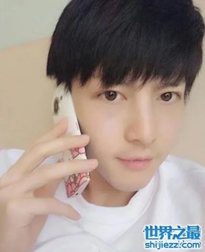 coser小小白素颜照曝光,小小白卸妆后依旧高颜值