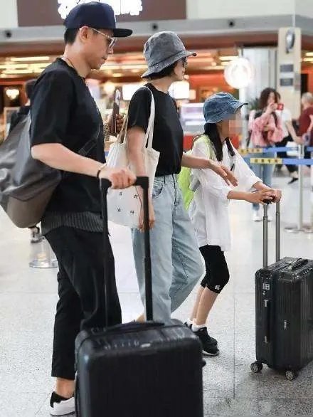 袁泉夏雨穿情侣装现身，女儿身高到妈妈肩膀，一家三口怎么那么接地气呢?