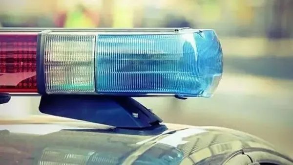 西安警方回应男子向路人泼不明液体:系瓶装饮料!如何严惩这名男子?