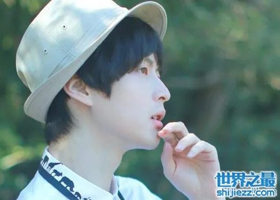 coser小小白素颜照曝光,小小白卸妆后依旧高颜值