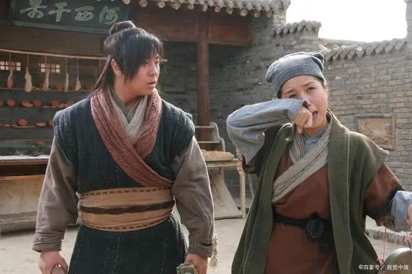 向华强都不敢惹,王宝强要行晚辈礼,释小龙究竟是什么身份?