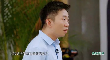 从草根变明星,笑星杨迪当场下跪感谢父母,透露辛酸史引爆泪腺,怎么回事?