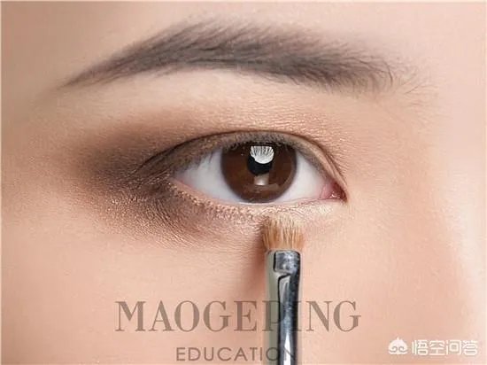 学习化烟熏妆的步骤,清纯优雅的烟熏妆?