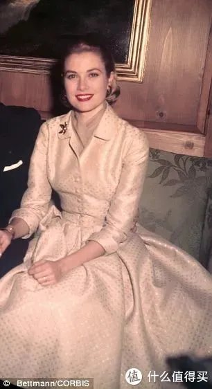 女士胸针怎么佩戴