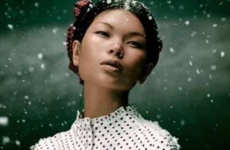 “最丑”模特吕燕完美逆袭，出身底层嫁入豪门，混血儿子颜值超高，啥颜值？