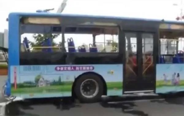 大巴车被冲进水库