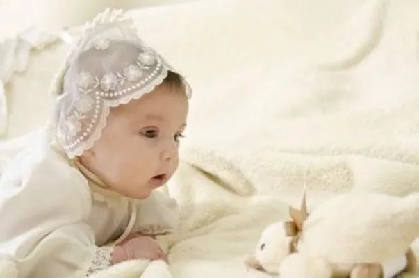 满月宝宝脸上长小红疙瘩怎么办