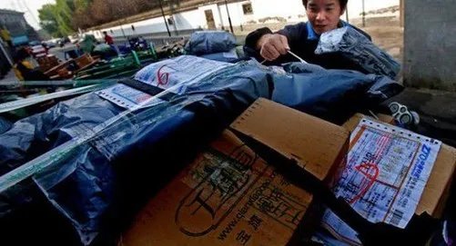 村庄禁快递车入内 出于安全考虑 寄取只能去村口