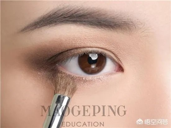 学习化烟熏妆的步骤,清纯优雅的烟熏妆?