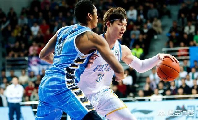 北京76-83惨遭福建大逆转，王哲林18+18，北京止步13连胜，如何评价这场比赛？