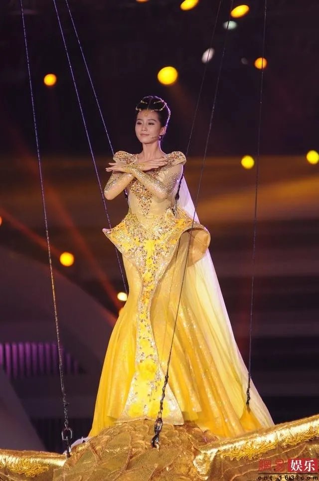 何炅老师都做过哪些替人解难的事情?