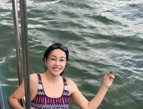 【图】60岁刘晓庆太平洋游泳 穿紫色泳衣尽显性感