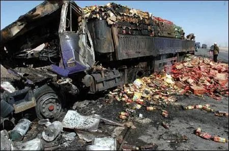 货车侧翻满车iPhone被烧，事故的损失该由谁来赔偿？