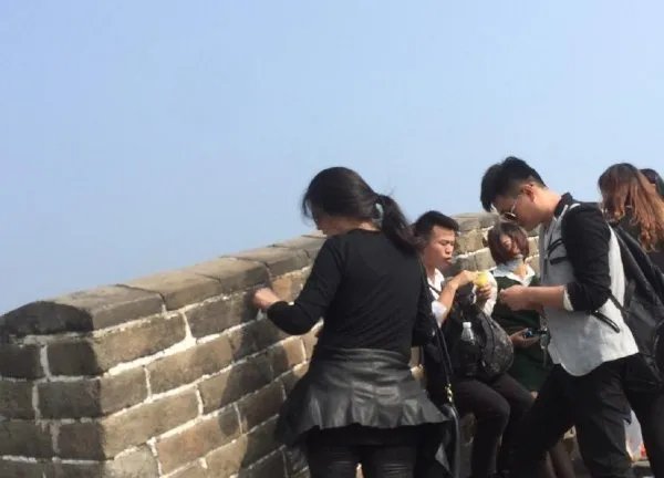 三名游客长城上刻字，你如何评价这种刻字留痕行为？