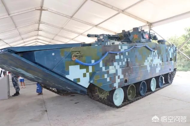 中国05式两栖步战车在海里时是否可以开炮？性能怎么样？