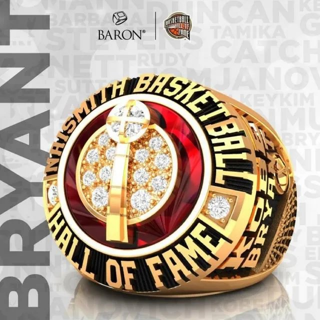 科比正式进入名人堂 大女儿代其穿上名人堂西装