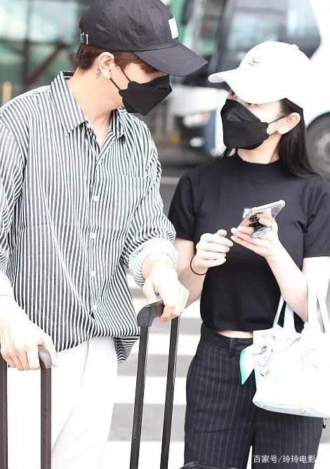 张檬金恩圣身穿条纹衬衫条纹裤，情侣装穿搭惹人羡，你认为呢？