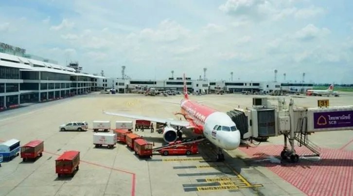 泰国迎宾强颜笑背后发生了什么？