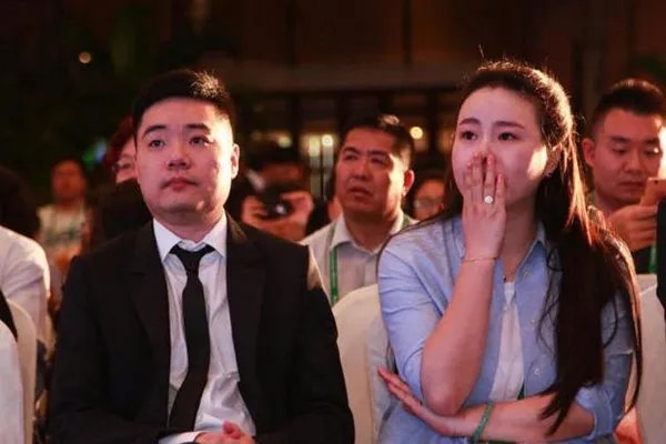 丁俊晖与“富二代”妻子张元元究竟有着怎样的爱情故事？