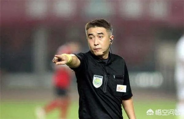 中超联赛裁判一年的年薪有多少钱呢?他们是如何选拔的?