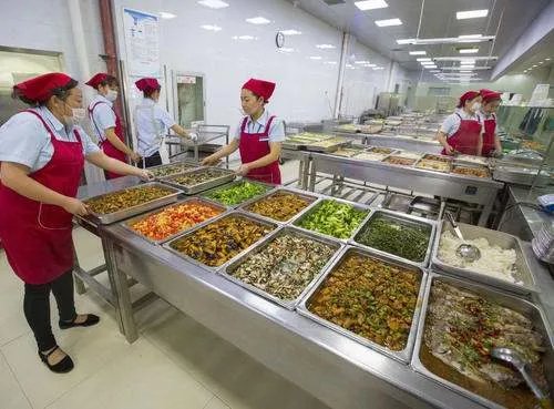 公司规定员工倒掉3次午餐将开除