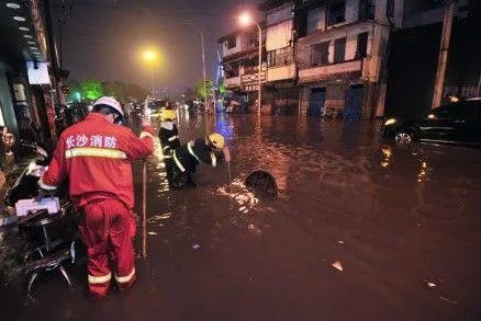 深圳暴雨地铁站被淹，开车如坐船，遇到暴雨应怎么办？