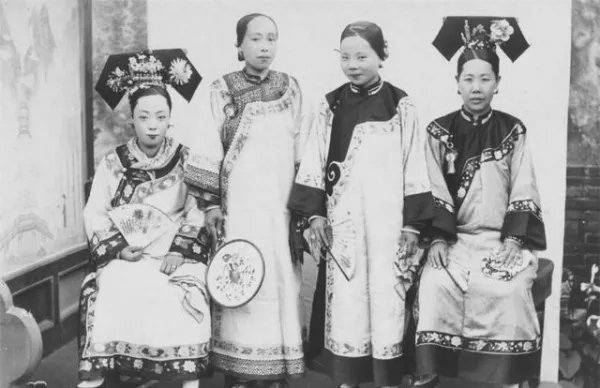 清朝的妃子都是选出来的,留下的照片为何不好看