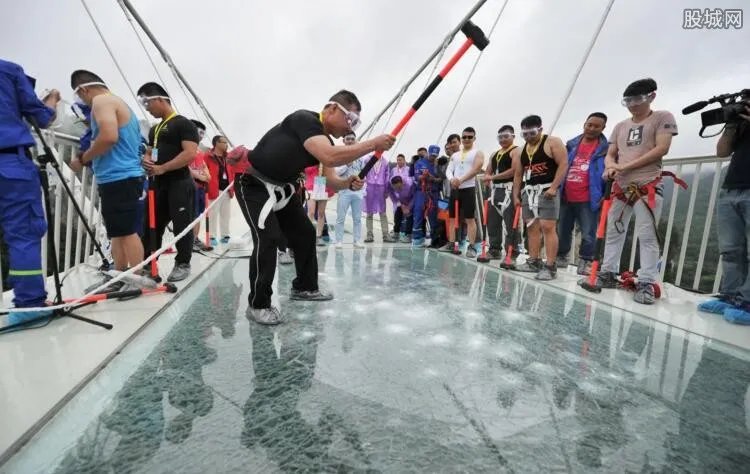 玻璃吊桥挤满人很是惊险 跟团走玻璃桥要自己买票吗