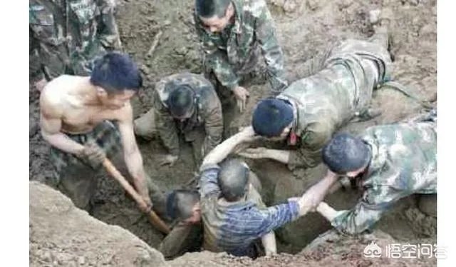 两名工人被垮塌泥土掩埋，50多名武警徒手挖人，你怎么看？