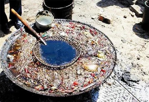 小龙坎老板指使厨师采购地沟油，其该受到怎样的惩罚？