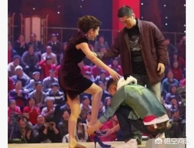 主持节目时高跟鞋掉了怎么办?