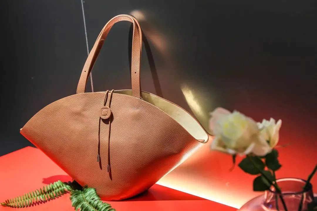 顾家工艺上海展亮相,37年匠心坚持,用极简设计定义极致舒适生活!