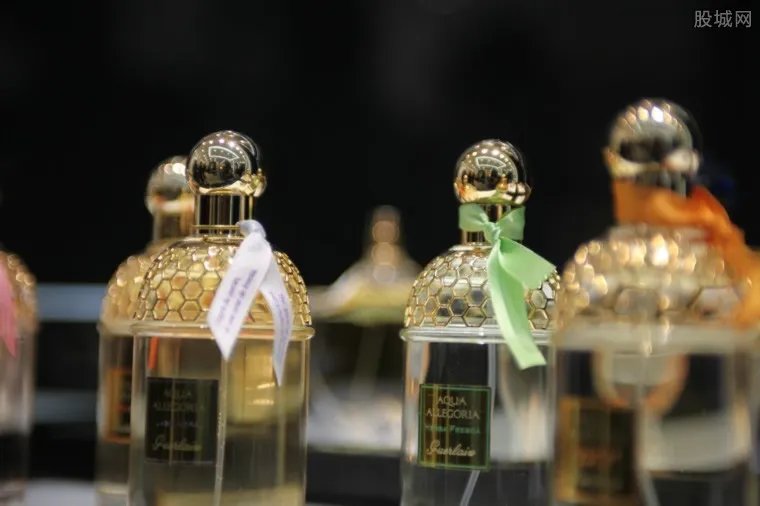 浙江跨国假香水案 维密香水背后竟用自来水勾兑